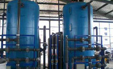 混床是指水依次通過裝有氫型陽離子交換樹脂的陽床和裝有氫氧型陰離子交換樹脂的陰床的系統(tǒng)。氫型陽交換床用于除去水中的陽離子；氫氧型陰離子交換床用于除去水中的陰離子。通過復床可將水中的種礦物鹽基本除去。為了獲取較好的除鹽效果，陽床內(nèi)裝載強酸陽離子交換樹脂，陰床一般內(nèi)裝載強堿陰離子交換樹脂。混床也分為體內(nèi)同步再生