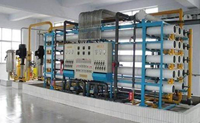       反滲透是最精密的膜法液體分離技術(shù)，在進水(濃溶液)側(cè)施加操作壓力以克服自然滲透壓，當高于自然滲透壓的操作壓力離加于濃溶液側(cè)時水分子自然滲透的流動方向就會逆轉(zhuǎn)，進水(濃溶液)中的水分子部份通過反滲透膜成為稀溶液側(cè)的凈化產(chǎn)水;反滲透設(shè)備能阻擋所有溶解性鹽及分子量大于100的有機物，但允許水分子透過，反滲透復合膜脫鹽