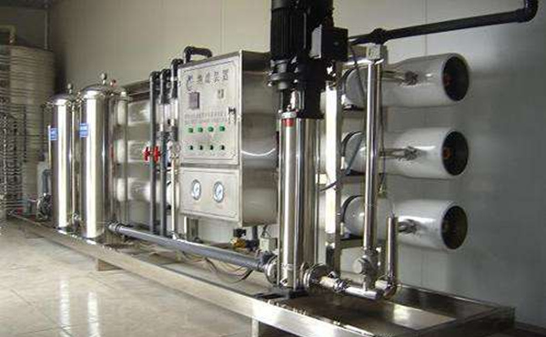 紙工業(yè)是與國民經(jīng)濟發(fā)展息息相關(guān)的重要產(chǎn)業(yè)，還是一個工藝復雜資源消耗量大產(chǎn)生污染物多的工業(yè)，所以在水質(zhì)上不能忽視。需要采用工業(yè)純水設(shè)備，根據(jù)需求采用一級工業(yè)純水設(shè)備和二級工業(yè)純水設(shè)備制取的純水來生產(chǎn)。