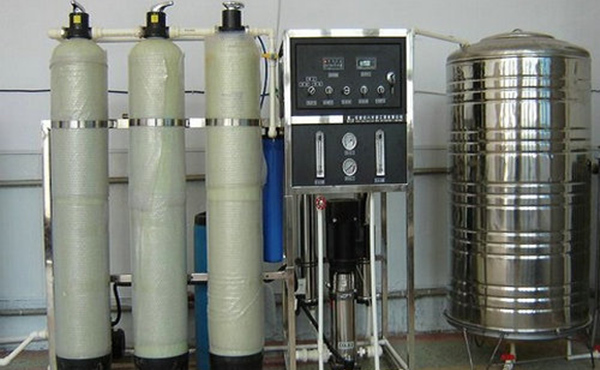 電子工業(yè)生產(chǎn)或者配件清洗需用到純水，水質(zhì)的高低也會影響生產(chǎn)。電子工業(yè)的高速發(fā)展表明一個國家的高新技術(shù)產(chǎn)業(yè)有了長足進步，我國幾十年來特別是進入新世紀以來電子行業(yè)的有了穩(wěn)定快速的發(fā)展。電子工業(yè)包括半導(dǎo)體、芯片、線路板等，這些與人們的現(xiàn)在的生活密切相關(guān)。