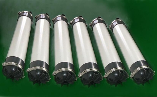 超濾膜，是一種孔徑規(guī)格一致，額定孔徑范圍為0.001-0.02微米的微孔過濾膜。在膜的一側(cè)施以適當(dāng)壓力，就能篩出小于孔徑的溶質(zhì)分子，以分離分子量大于500道爾頓、粒徑大于2～20納米的顆粒。超濾膜是最早開發(fā)的高分子分離膜之一，在60年代超濾裝置就實(shí)現(xiàn)了工業(yè)化。