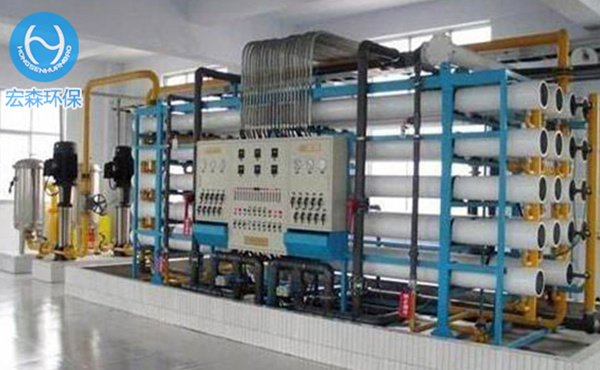 電去離子(Electrodeionization 簡(jiǎn)稱EDI)是將電滲析膜分離技術(shù)與離子交換技術(shù)有機(jī)地結(jié)合起來(lái)的一種新的制備超純水(高純水)的技術(shù)，它利用電滲析過(guò)程中的極化現(xiàn)象對(duì)填充在淡水室中的離子交換樹脂進(jìn)行電化學(xué)再生。