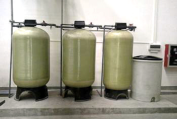       顧名思義即降低水的硬度。軟化水系統(tǒng)包括三部分，即離子交換部分、鹽再生部分和控制部分。離子交換技術(shù)是軟化系統(tǒng)的工作原理，它的主體是離子交換樹脂，由于水的硬度主要由鈣、鎂形成及表示，故一般采用陽離子交換樹脂，將水中的Ca2+、Mg2+（形成水垢的主要成份）置換出來，隨著樹脂內(nèi)Ca2+、Mg2+的增加，樹脂去除Ca2+、Mg2+的效能逐漸降