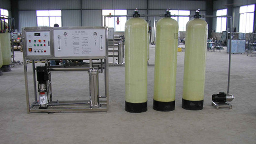 軟化水系統(tǒng)包括三部分，即離子交換部分、鹽再生部分和控制部分。離子交換技術(shù)是軟化系統(tǒng)的工作原理，它的主體是離子交換樹脂，由于水的硬度主要由鈣、鎂形成及表示，故一般采用陽離子交換樹脂，將水中的Ca2+、Mg2+（形成水垢的主要成份）置換出來，隨著樹脂內(nèi)Ca2+、Mg2+的增加，樹脂去除Ca2+、Mg2+的效能逐漸降低。