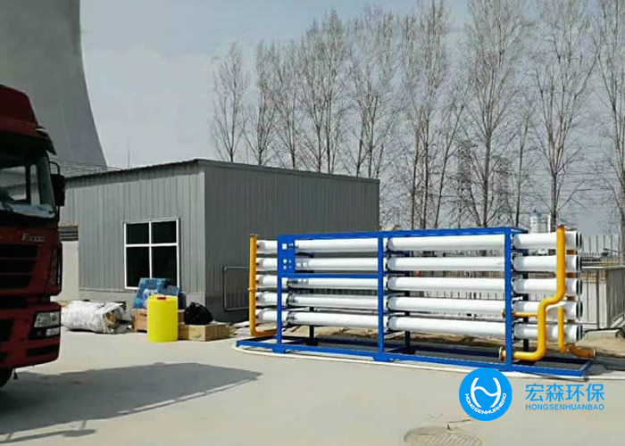 造紙工業(yè)廢水主要來源于分制漿和抄紙兩個生產(chǎn)過程。制漿產(chǎn)生的廢水，污染為嚴重，洗漿時排出廢水呈黑褐色，其中污染物濃度很高，BOD高達5～40 g/L，含有大量纖維、無機鹽、色素和大量的酸堿物質(zhì)。抄紙機排出的廢水，其中含有大量纖維和在生產(chǎn)過程中添加的填料和膠料。同時造紙過程中還需要加入一些必要的化學助劑，加重了對水體的污染造紙污