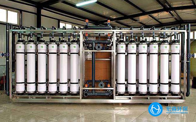 隨著經(jīng)濟(jì)發(fā)展人們對(duì)生活要求也提高，有了大量食品加工行業(yè)，但是這個(gè)行業(yè)在生產(chǎn)過程中會(huì)排放大量污水，如果不及時(shí)處理，污水可能會(huì)流入食品生產(chǎn)工藝中，影響食品的衛(wèi)生。食品加工行業(yè)想要處理食品加工污水，就選擇食品加工廢水零排放設(shè)備，應(yīng)注重其優(yōu)點(diǎn)和特點(diǎn)。食品加工廢水零排放設(shè)備精確地將接觸氧化工藝和活性污泥相結(jié)合，使廢水處理水平大大提高。 食品加工廢水零排放設(shè)備 一、投資難 建設(shè)大型廢水處理廠的投資壓力往往很大，這種食品加工廢水零排放設(shè)備的總投資非常小，市場(chǎng)價(jià)格從幾萬(wàn)到幾十萬(wàn)不等，適用于房地產(chǎn)、大工廠等社會(huì)大資金的投資，等等，這也更符合&ldquo;誰(shuí)污染誰(shuí)治理&rdquo;的原則。 二、精確實(shí)現(xiàn)中水回用，達(dá)到節(jié)水的目的 大型廢水處理廠開展中水業(yè)務(wù)的主要障礙是鋪設(shè)一條極大的中水通道管網(wǎng)，綜合設(shè)備可以更敏捷地配置。通常來說，排水點(diǎn)也是中水回用的點(diǎn)，這樣就全然可以省去下方水道的建設(shè)。 三、要精確解決建筑面積問題 廢水處理廠的建設(shè)必須占用大面積的土地，但隨著城市化進(jìn)程和土地利用日趨惡化，綜合設(shè)備處理效率很低，而且可以埋在地表下列，基本上不占用土地面積。 四、緩解市政管理建設(shè)壓力 大型廢水處理廠的建設(shè)需要大型市政管網(wǎng)系統(tǒng)的建設(shè)。對(duì)于網(wǎng)絡(luò)不興盛的小區(qū)、工廠、風(fēng)景名勝區(qū)的建設(shè)，管理不便于，也是資金的浪費(fèi)。而且這種食品加工廢水零排放設(shè)備更便于分離排水，不會(huì)增加廢水管道的壓力。 